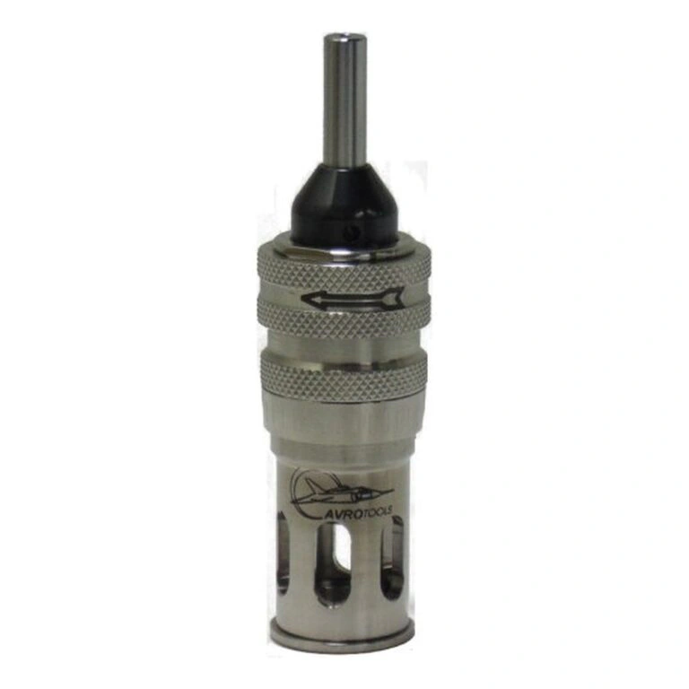 בית מתכת גלילי עם ראש כהה למעלה, טבעות מחוספסות, ובסיס מחורר נמוך