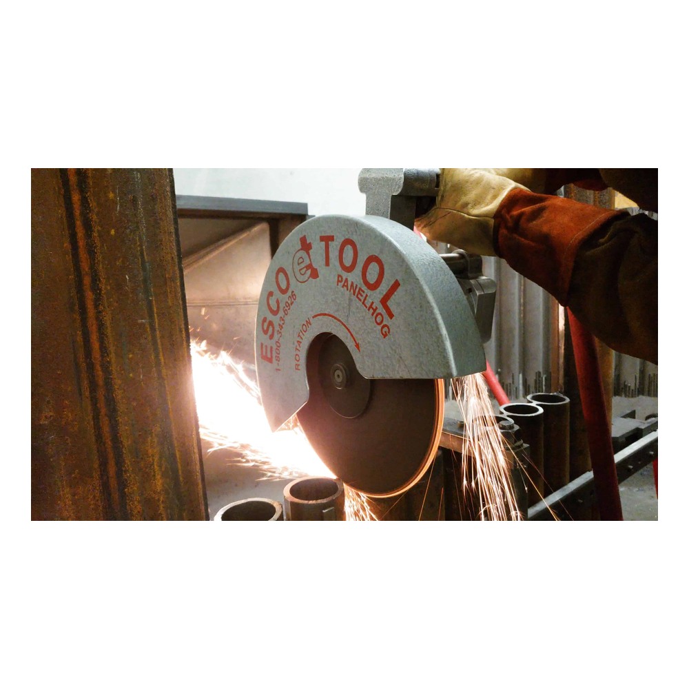 מסור חיתוך עם מגן עגול ועליו כיתוב Esco Tool, חותך צינורות מונחים בתצוגה - Cutting saw with a round guard labeled Esco Tool, cutting pipes arranged