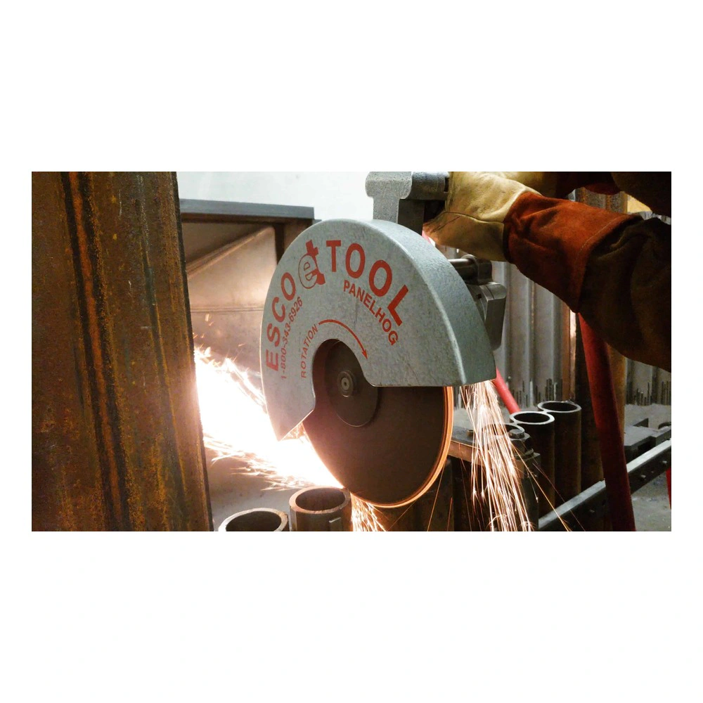 מסור חיתוך עם מגן עגול ועליו כיתוב Esco Tool, חותך צינורות מונחים בתצוגה - Cutting saw with a round guard labeled Esco Tool, cutting pipes arranged