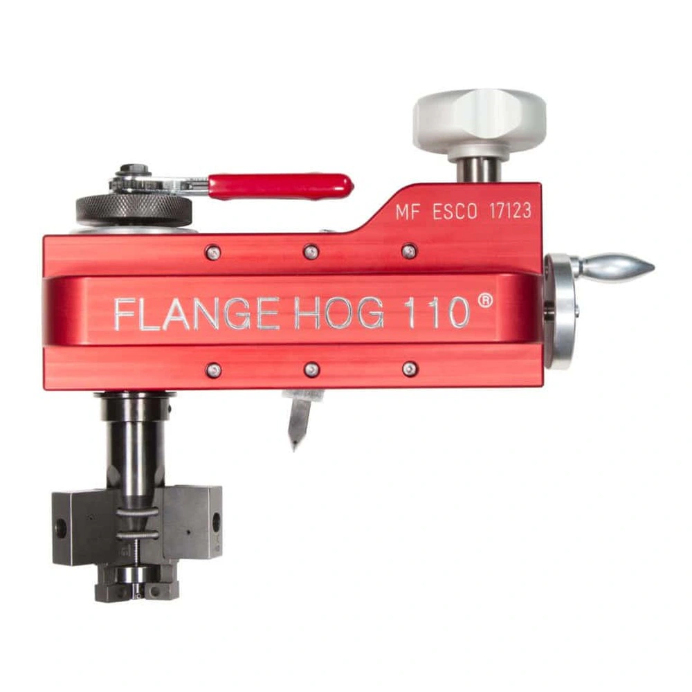 כלי מתכת אדום לחריטת אוגן, עם סימון FLANGE HOG 110 וחלקי כיוון וכריתה - Red metal flange-facing tool with FLANGE HOG 110 marking and visible