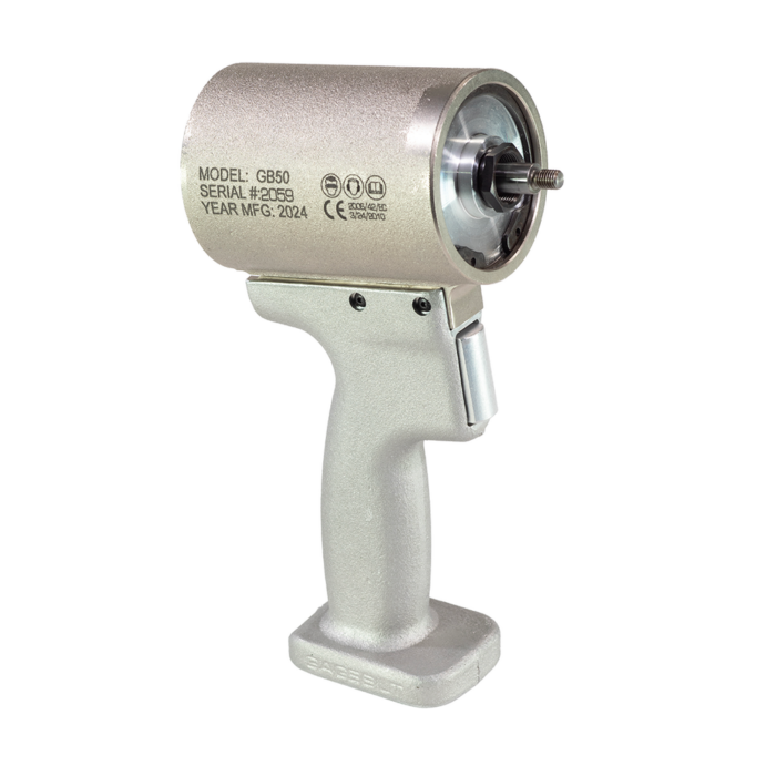 כלי סמרור פנאומטי Gage Bilt GB50 בתצוגת מוצר על רקע לבן - Gage Bilt GB50 pneumatic riveting tool shown on a white background