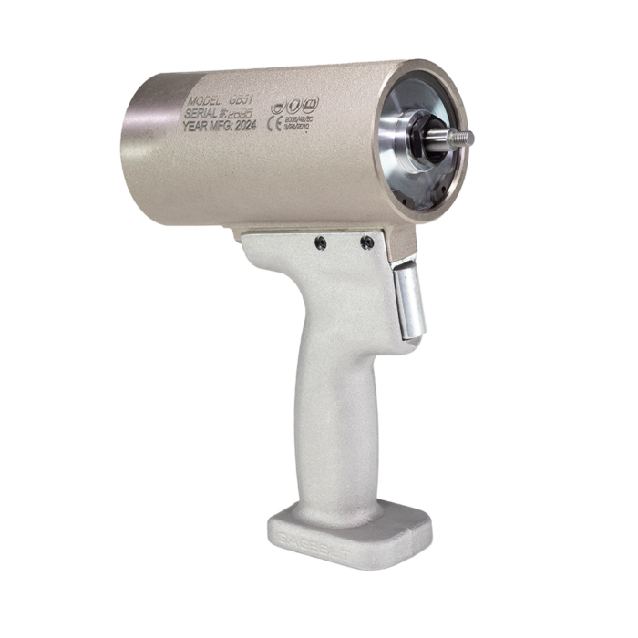 כלי סמרור פנאומטי Gage Bilt GB51 בתצוגת מוצר על רקע לבן - Gage Bilt GB51 pneumatic riveting tool shown on a white background