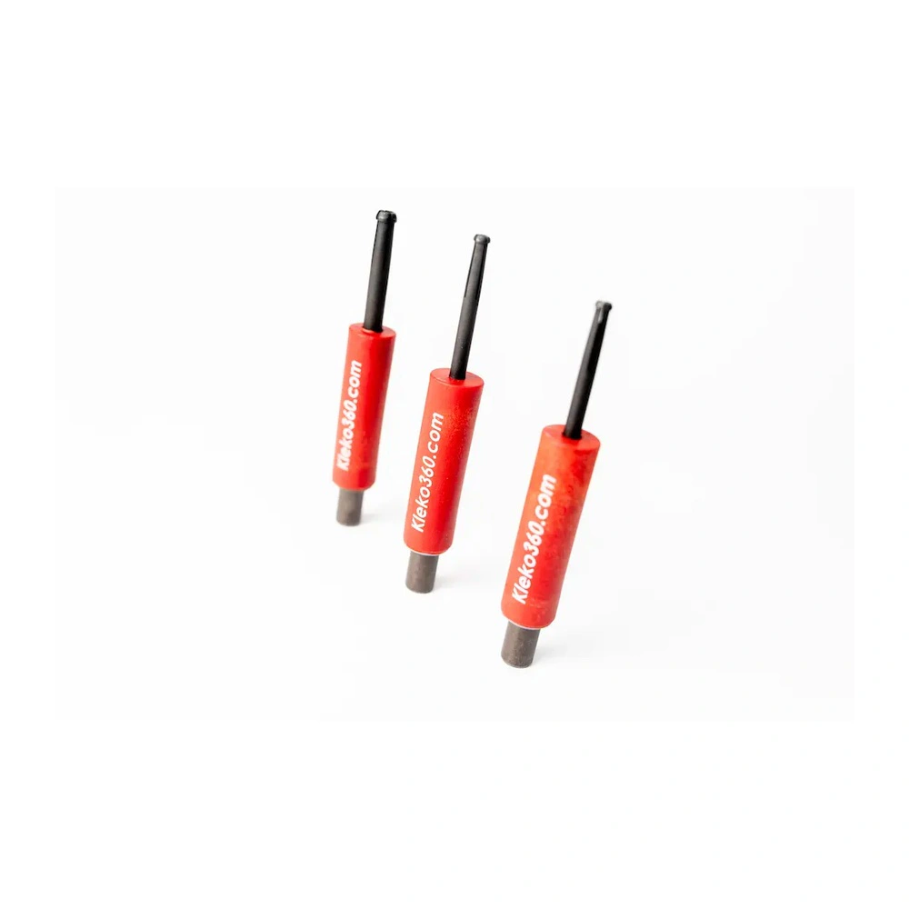 שלושה מחברי Kwikbolt Kleko360 בעלי שרוול אדום - Three Kwikbolt Kleko360 fasteners with red sleeves