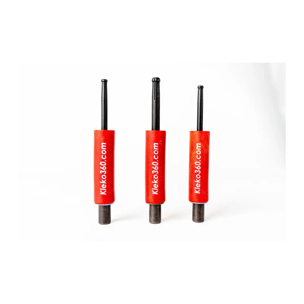 שלושה מחברי Kwikbolt Kleko360 עומדים במידות שונות - Three upright Kwikbolt Kleko360 fasteners in different sizes
