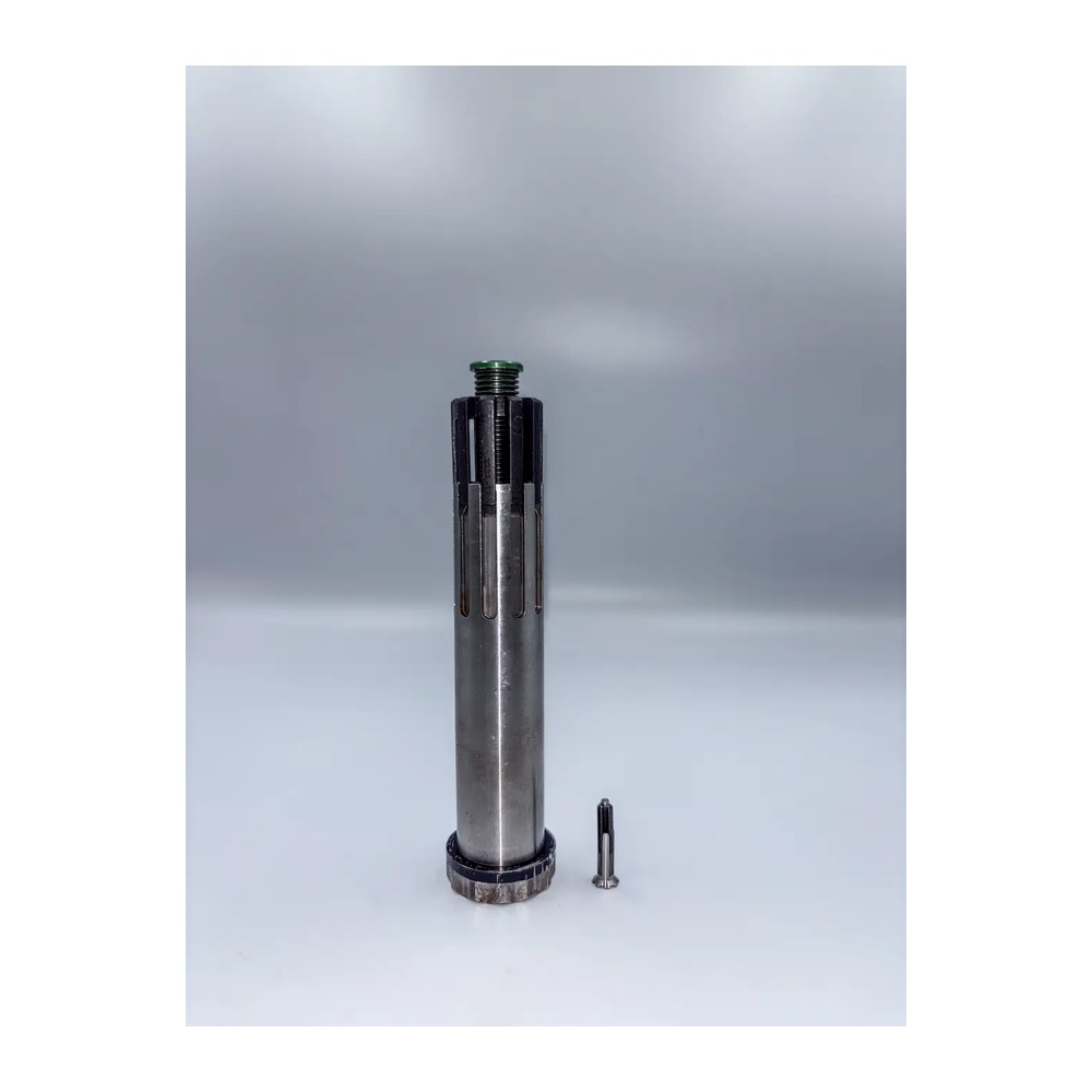 מחבר זמני חד-צדדי ארוך Kwikbolt Lightning לצד מחבר קטן להשוואת קנה מידה - Long Kwikbolt Lightning single-sided temporary fastener beside a smaller fastener