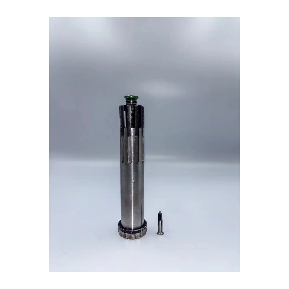 מחבר זמני חד-צדדי ארוך Kwikbolt Lightning לצד מחבר קטן להשוואת קנה מידה - Long Kwikbolt Lightning single-sided temporary fastener beside a smaller fastener