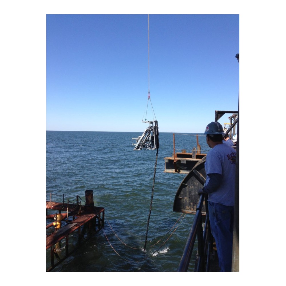 סצנת עבודה ימית עם ציוד מורם בכבל - Marine work scene with equipment lifted by cable
