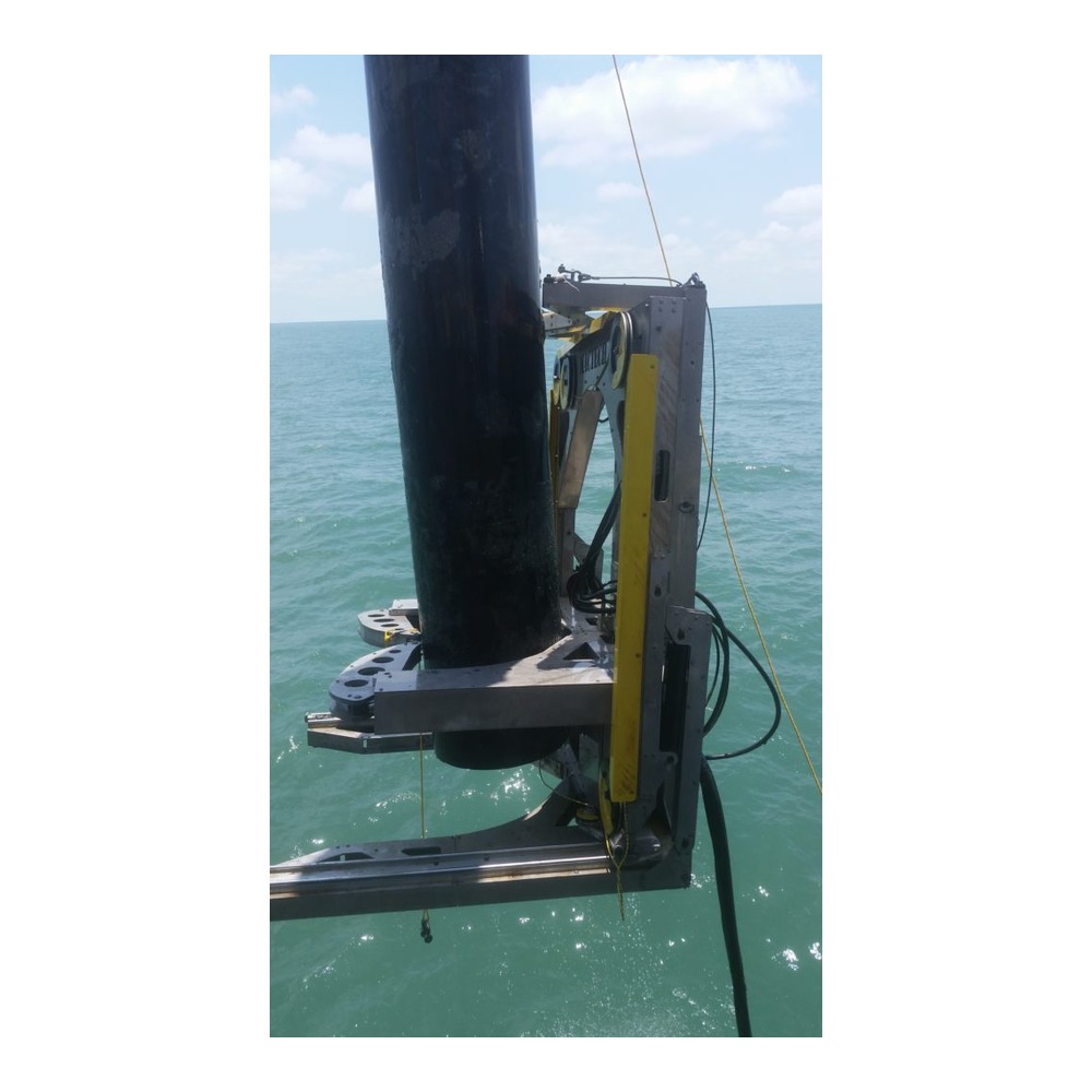 כלי חיתוך גדול ליד עמוד מעל הים - Large cutting tool beside a column above water