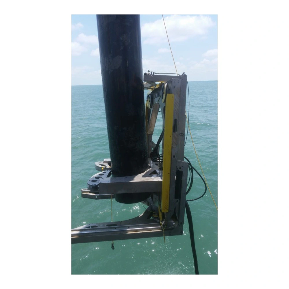 כלי חיתוך גדול ליד עמוד מעל הים - Large cutting tool beside a column above water