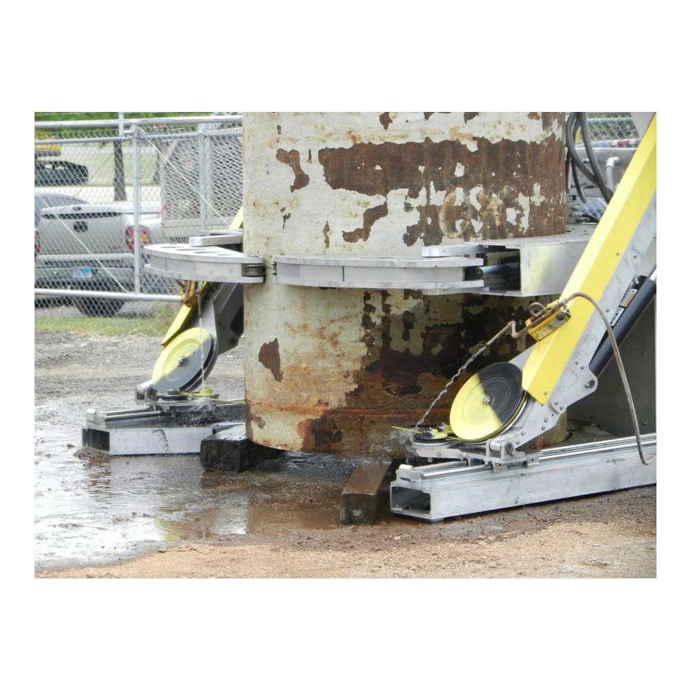 מכונה תעשייתית סביב גליל חלוד גדול, עם שני מכלולי חיתוך צהובים ושחורים - Industrial machine around a large rusted cylinder, with two