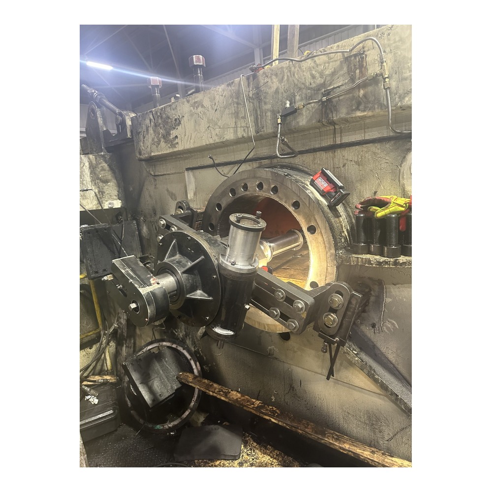 מכונת קידוח מותקנת באתר סביב פתח עגול - Line boring setup installed around a circular opening