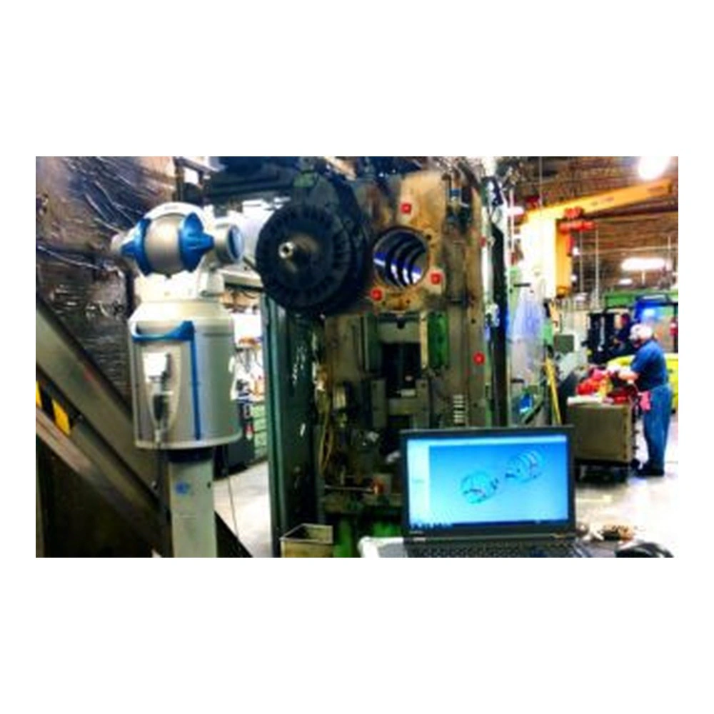 מכונת מדידת קצות צינור ליד מסך מחשב - Pipe end measurement machine beside a computer screen