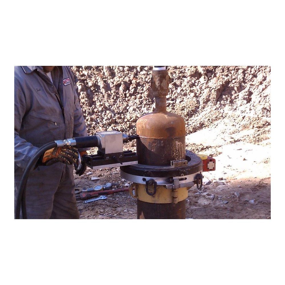 אביזר Rotomill בפעולה סביב צינור - Rotomill Attachment operating around a pipe