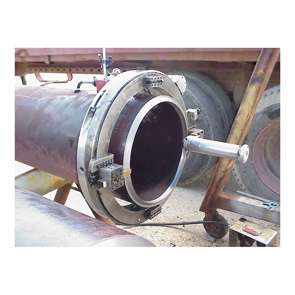 אביזר קידוח נגד-שקיעה בפעולה סביב צינור - Counterbore Attachment operating around a pipe