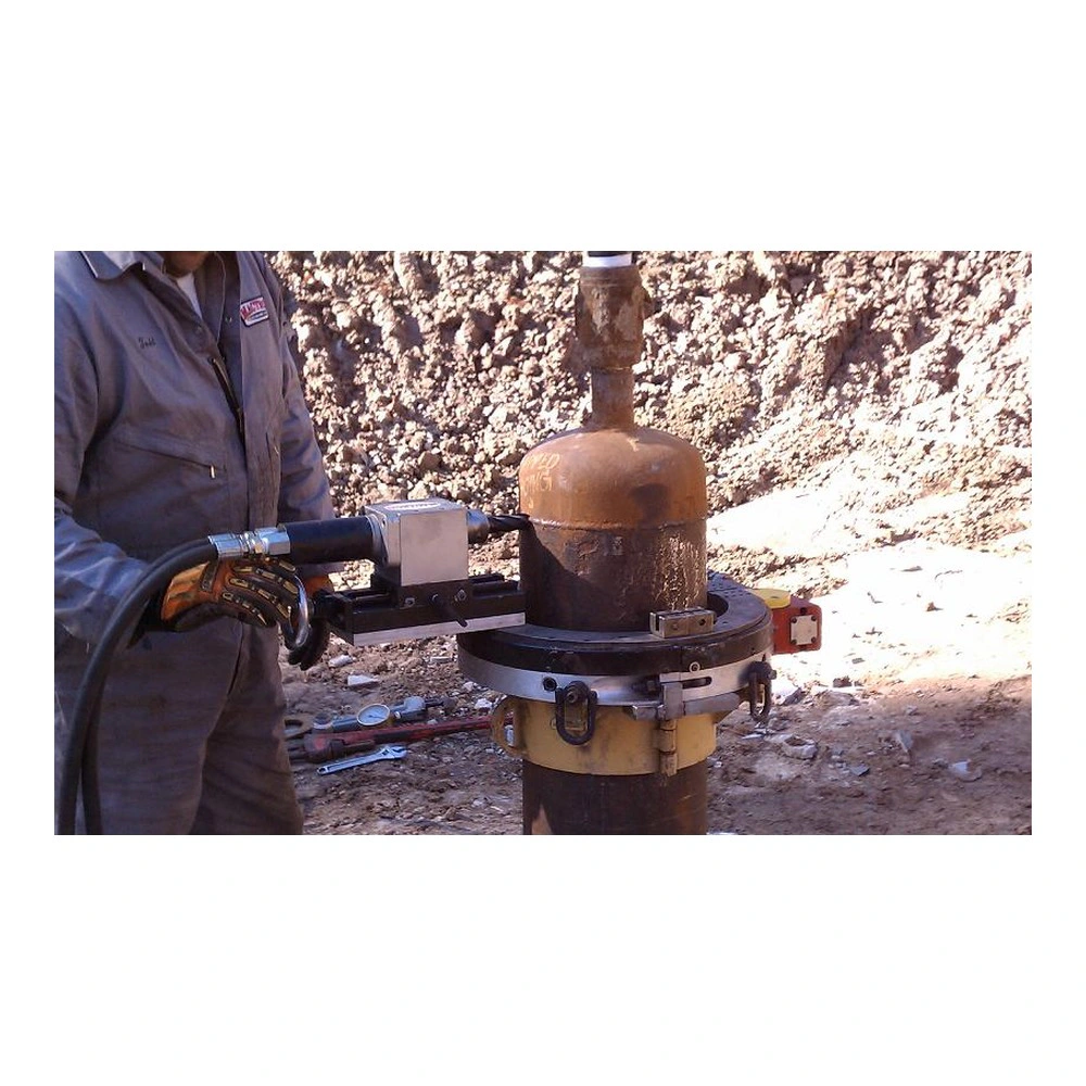אביזר Rotomill בפעולה סביב צינור - Rotomill Attachment operating around a pipe