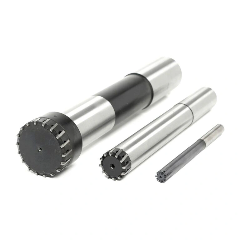 מקדדי גמר רבי-שיניים Mapal FeedPlus על רקע לבן - MAPAL FeedPlus multi-tooth reamers on a white background