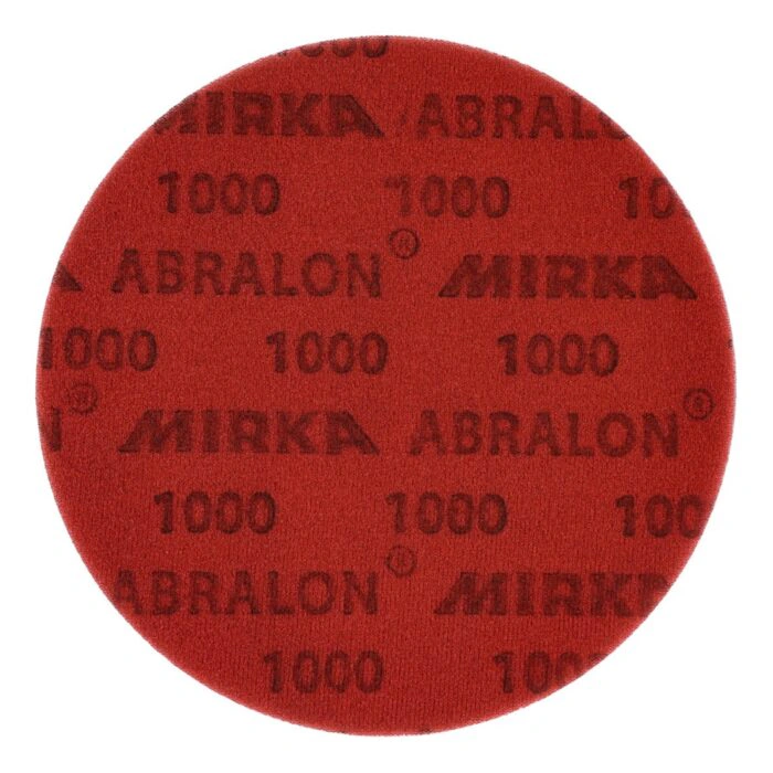 דיסקה עגולה אדומה מקרוב עם הדפס MIRKA ABRALON ו-1000 על כל המשטח