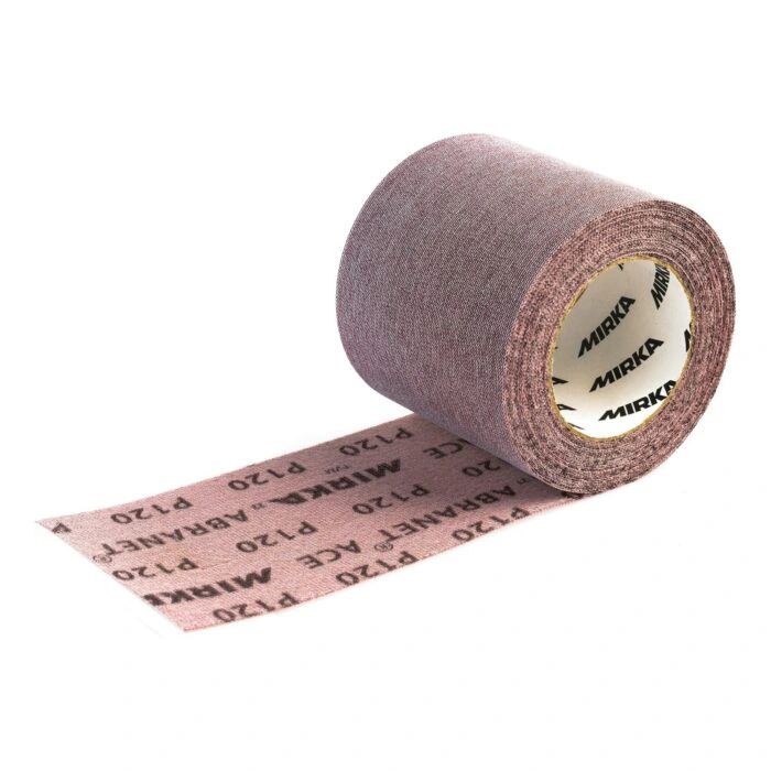גליל נייר ליטוש רשת בצבע ורוד-חום, עם קצה פרוש על רקע לבן
