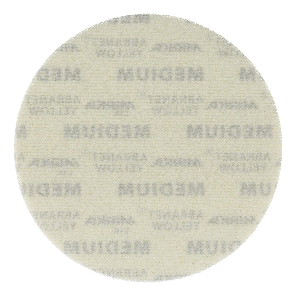דיסקת ליטוש עגולה צהבהבה מוצגת לבדה על רקע לבן, עם מרקם רשת והדפסים - A round pale yellow sanding disc is shown alone on a white background