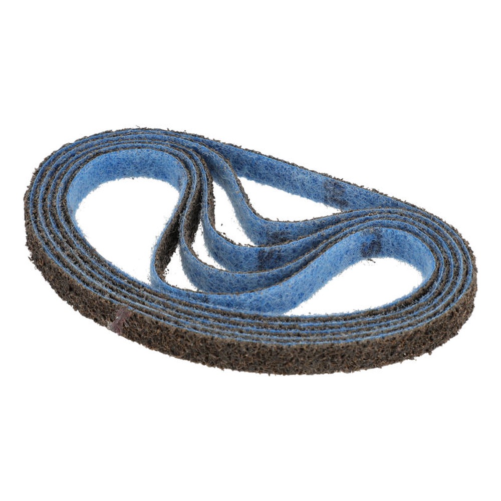סרט לולאה כחול-חום מקופל ומונח על רקע לבן - A blue and brown looped belt folded on a white background