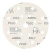 דיסקת ליטוש עגולה לבנה מחוררת עם סימוני P500 ו-GOLD, מבט קרוב מאוד - A white perforated round sanding disc with P500 and GOLD markings, very