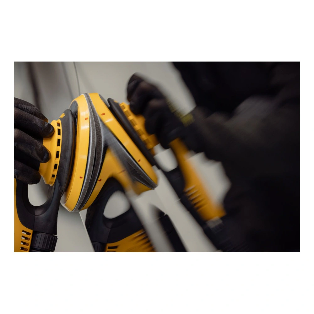 צילום יישום של מלטשת צהובה-שחורה עם דיסקת ליטוש, מוחזקת בידיים כפפות