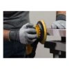 אדם משתמש במלטשת על משטח עץ