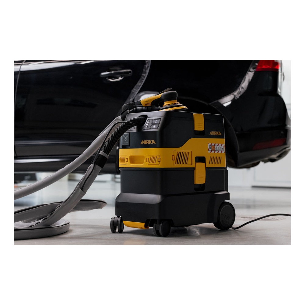 שואב אבק תעשייתי צהוב-שחור עם צינור