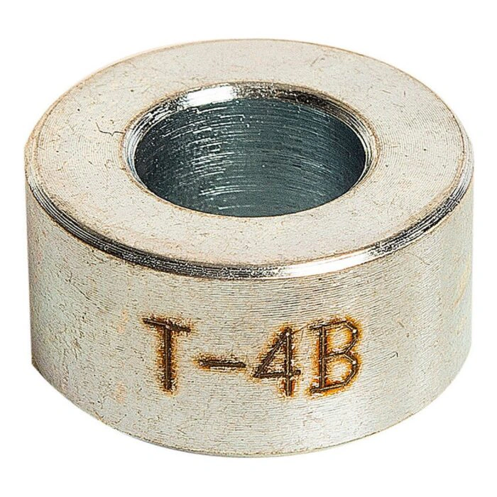 תקריב של גליל מתכתי חרוץ מסומן T-4B