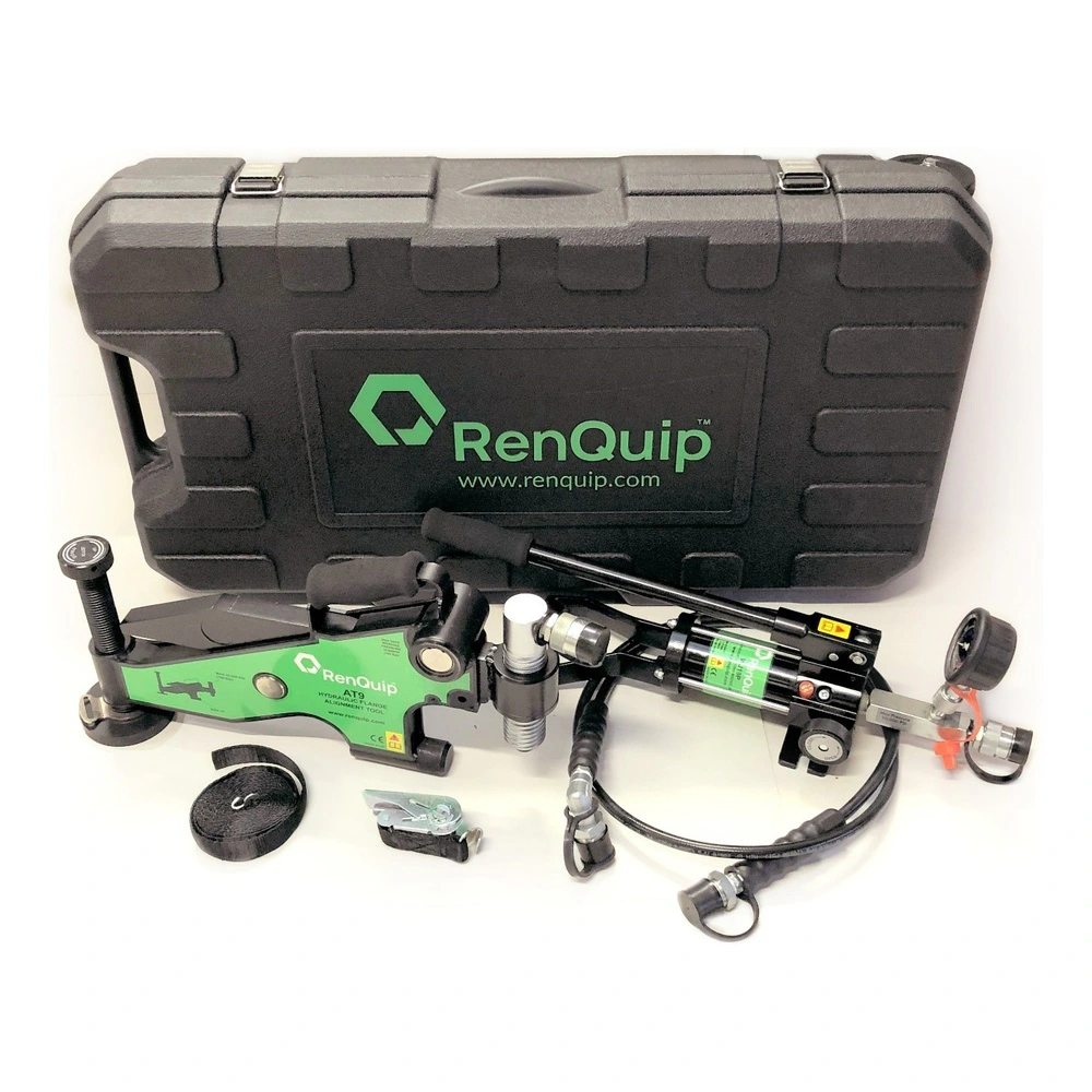 מזוודה פתוחה עם כלי, צינורות ואביזרים - Open case with tool, hoses and accessories
