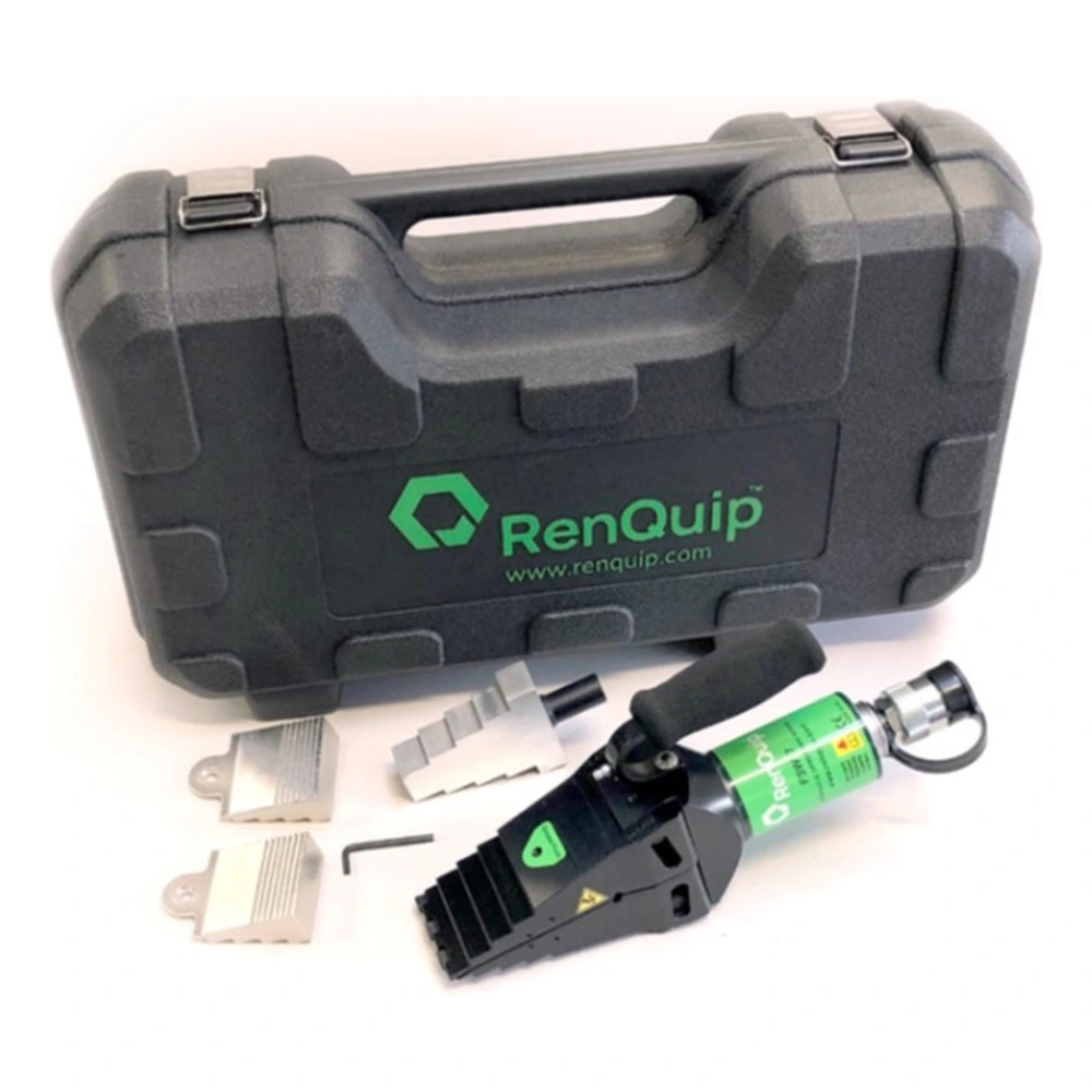 קופסה קשיחה, כלי ואביזרים מונחים על לבן - Hard case, tool, and accessories on white