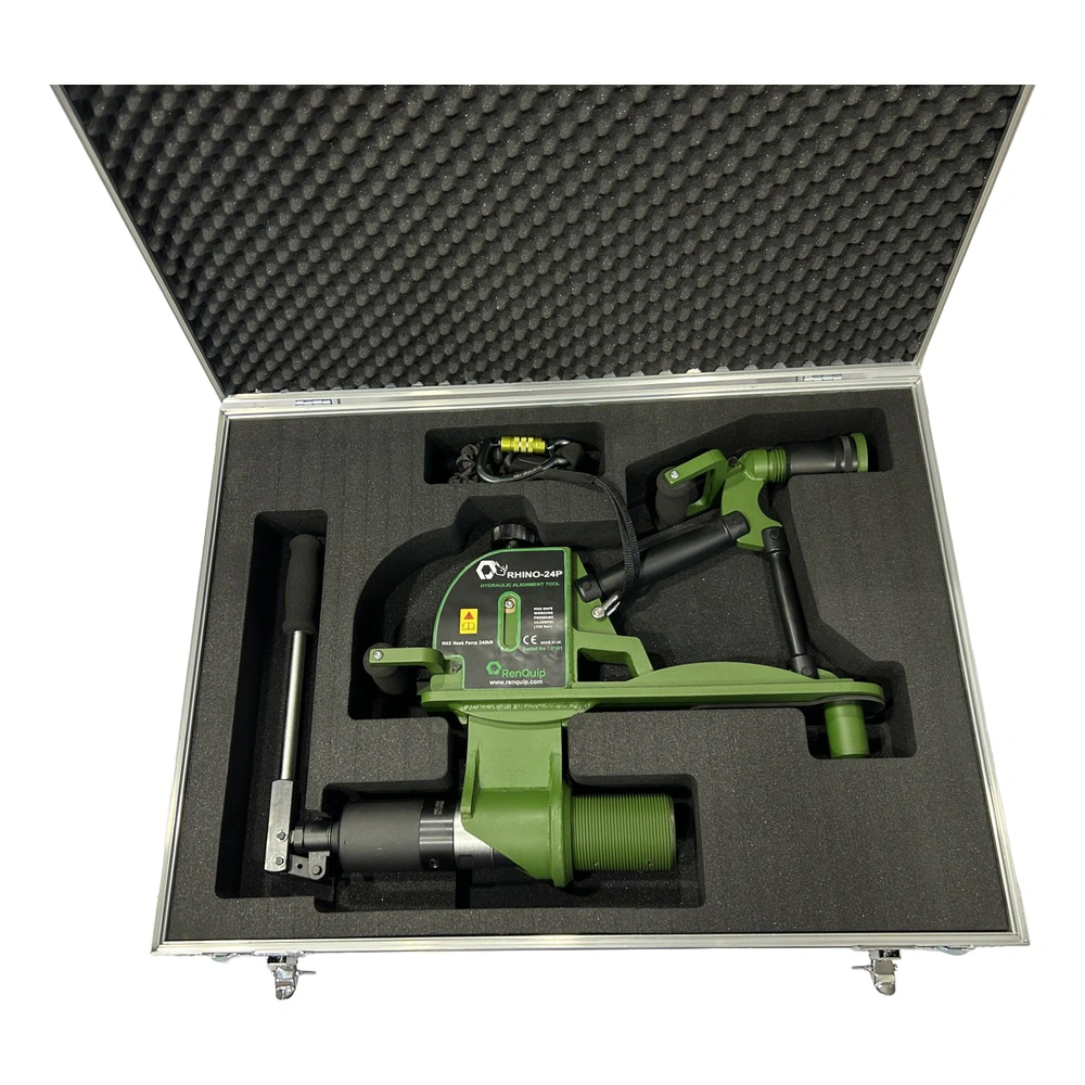 כלי ירוק במזוודת קצף פתוחה מלמעלה - Green tool in open foam-lined case, top view