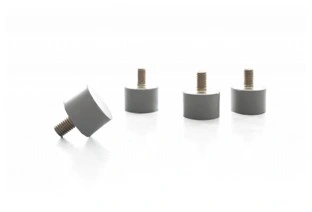 סט רגליות גומי מוצג על רקע לבן - Set rubber feet shown on a white background