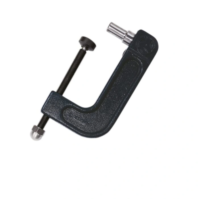 מהדק C של Roscamat עם פין מיקום על רקע לבן - Roscamat C-clamp mounting bracket with locating pin on a white background