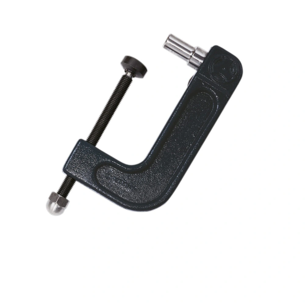 מהדק C של Roscamat עם פין מיקום על רקע לבן - Roscamat C-clamp mounting bracket with locating pin on a white background
