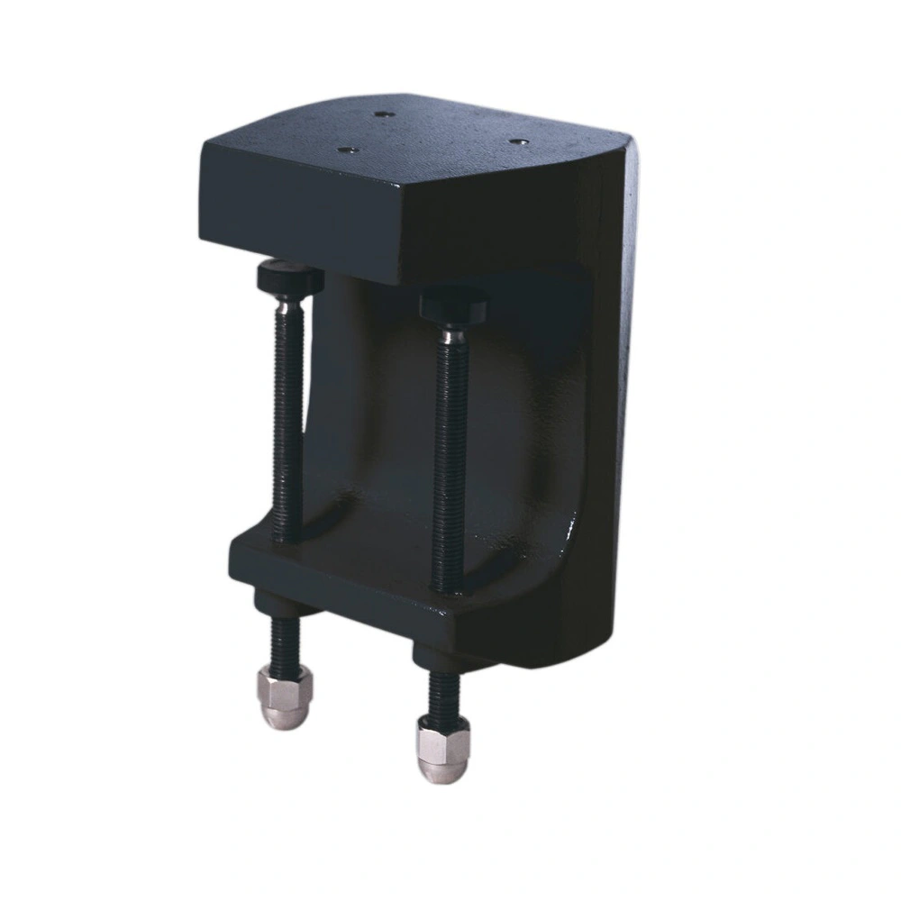 מכלול מהדק שולחן גדול של Roscamat על רקע לבן - Large Roscamat bench-clamp assembly on a white background