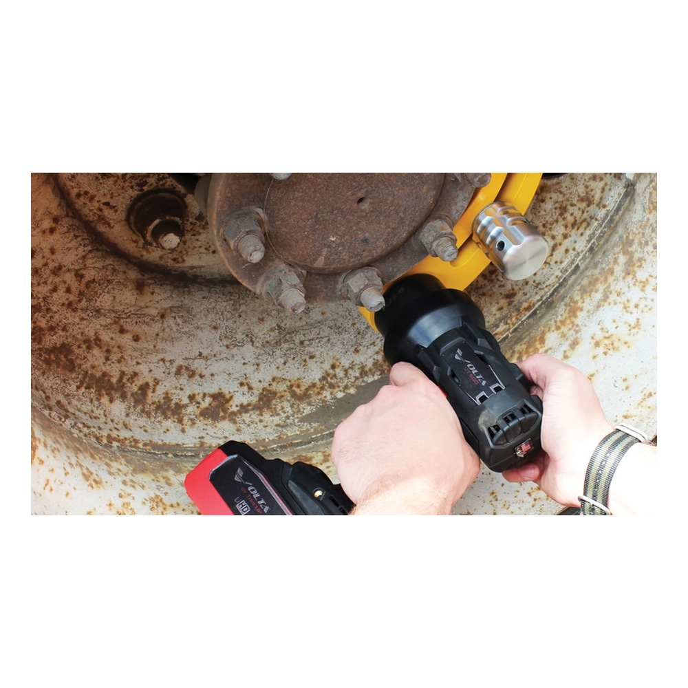 Torque wrench operating on a rusty flange