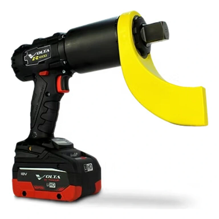מפתח מומנט נטען שחור-צהוב על רקע לבן
